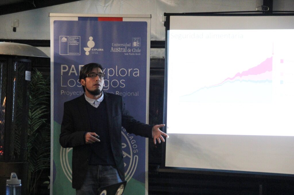 Estudiante del Doctorado en Ciencias de la Acuicultura presentó charla sobre investigación en acuicultura para el futuro en Café Científico del PAR Explora Los Lagos